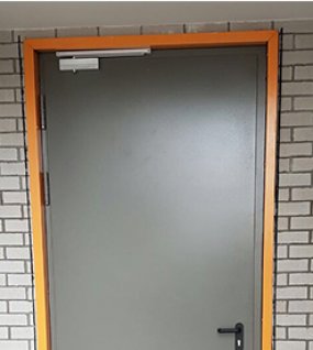 Kapı kapatıcılı bir kapı